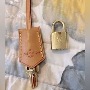 100% authentic Louis Vuitton Vachetta Clochette Key Bell Holder & lock set